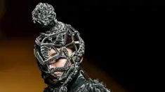 Seorang model mengenakan busana dari desainer asal Vietnam, Nguyen Cong Tri dalam koleksi Musim Autumn / Winter 2016 di Tokyo Fashion Week, Jepang , 15 Maret 2016. (REUTERS / Issei Kato)