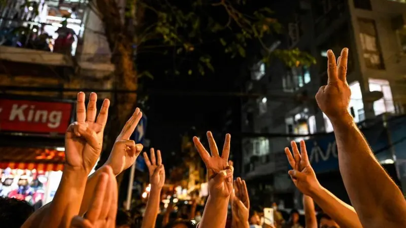 Demonstran anti-kudeta Myanmar di Yangon melayangkan salut tiga jari ala The Hunger Games, simbol pembangkangan terhadap pemerintahan totaliter (AFP PHOTO)