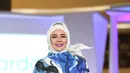 Maraknya selebriti yang menggunakan susuk kini tengah menjadi perbincangan. Hal ini pun mengundang banyak komentar, tak terkecuali dari artis cantik berhijab Dewi Sandra. (Andy Masela/Bintang.com)