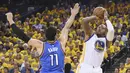 Pemain Warriors, Marreese Speights #5 melakukan tembakan saat dihadang pemain OKC Thunder, Enes Kanter #11 pada Final Wilayah Barat NBA Playoffs di Oracle Arena, Kamis (19/5/2016) WIB. Warriors menang 118-91. (Kyle Terada-USA TODAY Sports)