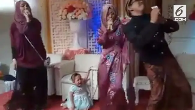 Rekaman video seorang Ibu asik joget dangdut meski anaknya menangis.