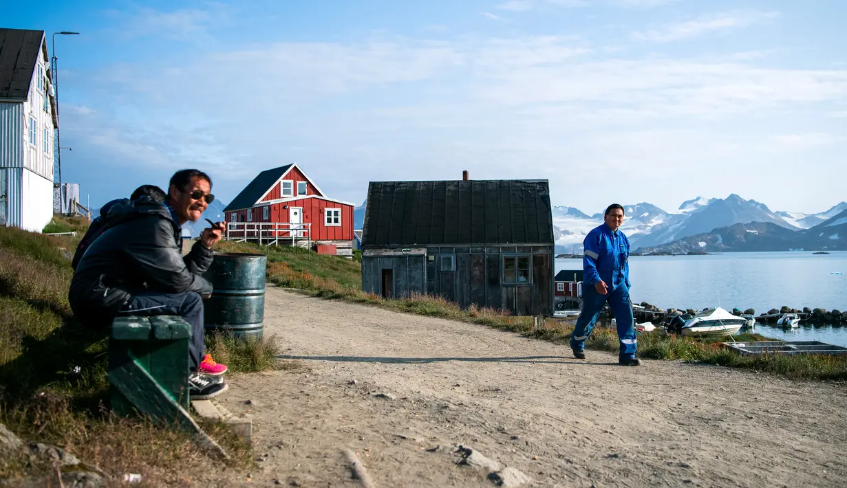 Seorang pria duduk sambil mengisap pipa di Desa Kulusuk, Kota Sermersooq, Greenland, Denmark, 21 Agustus 2019. Keingingan Presiden AS Donald Trump untuk membeli Greenland ditolak pemerintah setempat. (Jonathan NACKSTRAND/AFP)