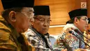 Ketua Umum PBNU, KH Said Aqil Siradj (tengah) saat memberikan keterangan pers terkait serangan bom bunuh diri yang terjadi Kampung Melayu di kantor PBNU, Jakarta, Kamis (25/5). (Liputan6.com/Angga Yuniar)