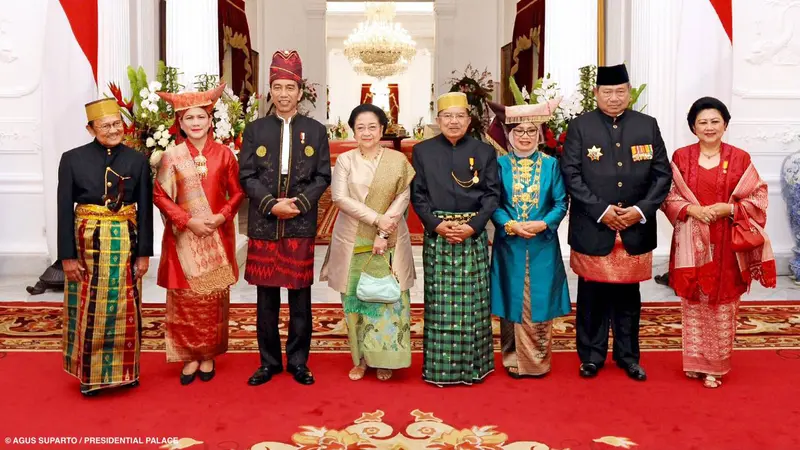 Presiden Jokowi berfoto bersama Jusuf Kalla, BJ Habibie, Susilo Bambang Yudhoyono, dan Megawati Soekarnoputri. (Agus Suparto/Presidential Palace