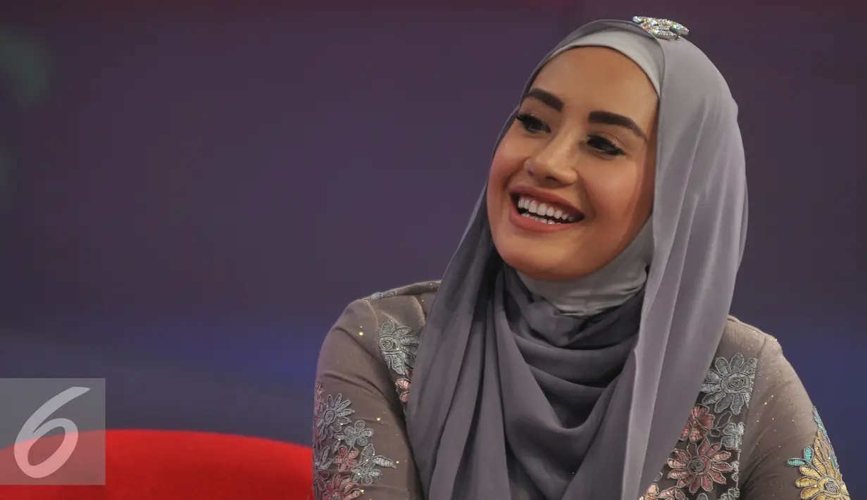 Shinta Bachir tampil mengenakan hijab saat menghadiri Dear Haters di SCTV Tower, Jakarta, Kamis (16/6/2016). Shinta menjelaskan bahwa ibunya adalah sosok yang membuatnya kuat menjalani hidup. (Liputan6.com/Gempur M Surya)