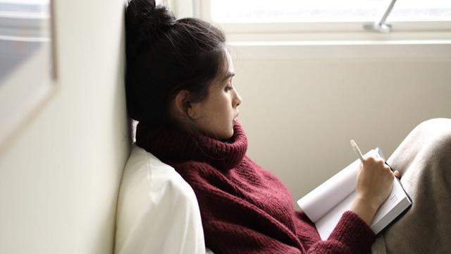 Dijuluki Kutu Buku di Sekolah, Ini Potret Maudy Ayunda saat Membaca