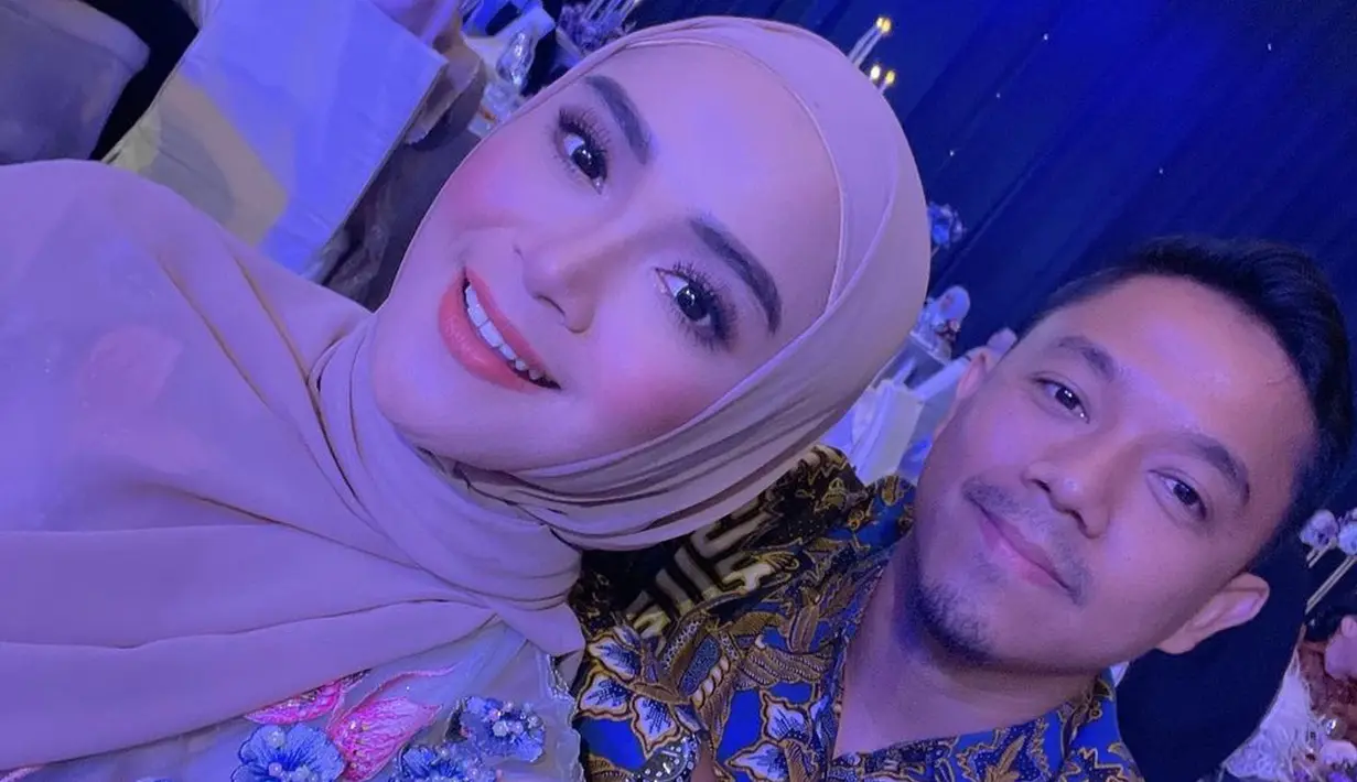 Sheza Idris resmi dinikahi Surya Ibrahim pada tahun 2017 lalu. Lima tahun berumah tangga, pasangan ini tetap kelihatan mesra sampai sekarang. (Instagram/shezaidris)
