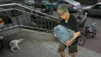 Seorang wanita renta berusia 70 tahun dengan berat badan 37,5 kg di Distrik Shijingshan Beijing Tiongkok mungkin menjadi wanita tertua yang berprofesi pengantar air di kota tersebut. Gao Meiyun sejak 2006 bekerja sepanjang hari mulai pukul 06.00 