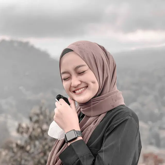 6 Potret Reyna Fakhira, Wanita yang Disebut ‘Kembaran’ Dinda Hauw