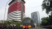 Kendaraan penyemprot air milik kepolisian disiagakan di jalan Kuningan Persada sekitar Gedung Merah Putih KPK, Jakarta, Selasa (1/6/2021). Pengamanan gedung KPK dan sekitarnya diperketat terkait upacara pelantikan pegawai KPK menjadi Aparatur Sipil Negara. (Liputan6.com/Helmi Fithriansyah)