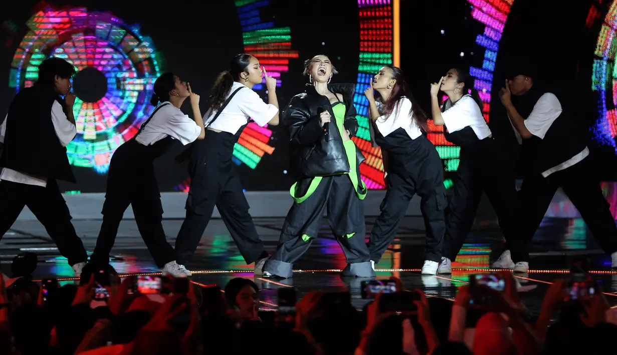 Agnez sukses menghibur para penonton yang memadati Studio. Agnez Monica bersama para dancernya sukses memukau penonton. [Foto: Bambang E Ros/Fimela.com]