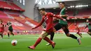 Bek Liverpool, Andrew Robertson (tengah) menjauhkan bola dari striker Aston Villa Anwar El Ghazi dalam lanjutan Premier League 2019-2020, Minggu (5/7/2020). Liverpool berhasil meraih kemenangan atas Aston Villa dengan skor 2-0. (Shaun Botterill / POOL / AFP)