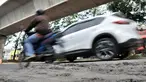 Kendaraan melintas di jalan rusak yang berada di kawasan Kelapa Gading, Jakarta, Rabu (5/9). Permasalahan jalan rusak dan berlubang di kawasan tersebut hingga kini belum juga teratasi. (Merdeka.com/Iqbal S. Nugroho)