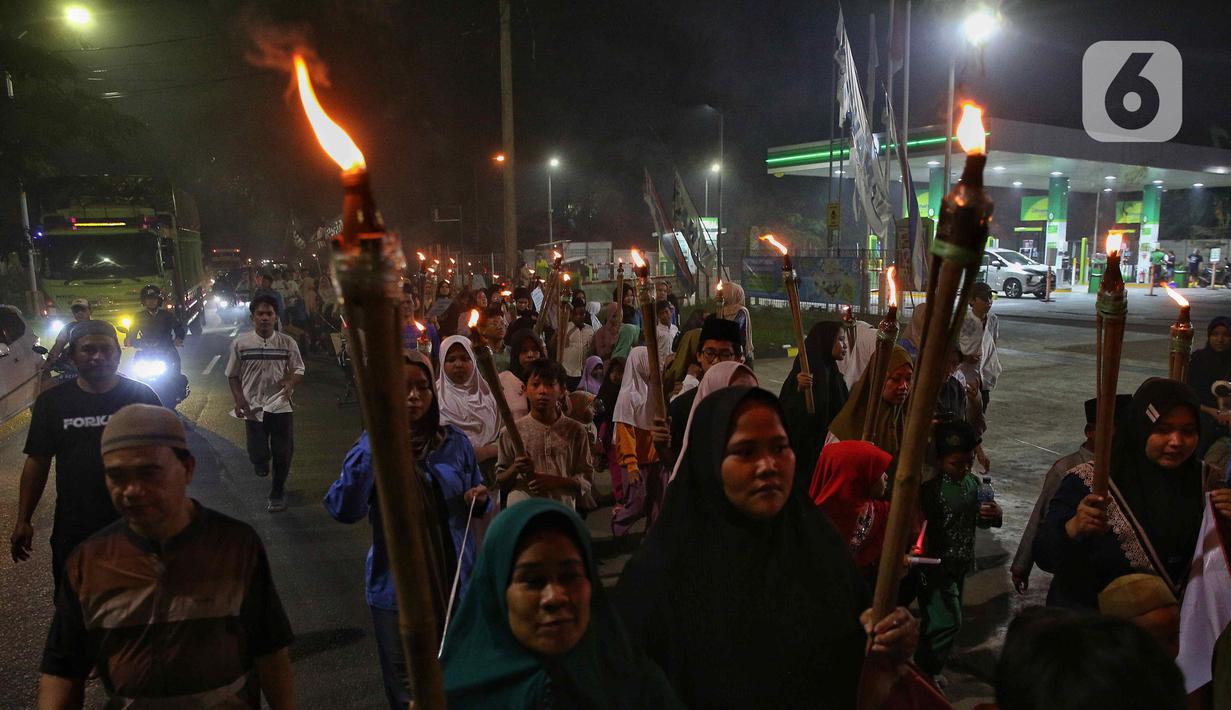 Warga melakukan kegiatan pawai obor di jalan raya Joglo, Jakarta Barat, Rabu (26/2/2025) malam. (Liputan6.com/Angga Yuniar)