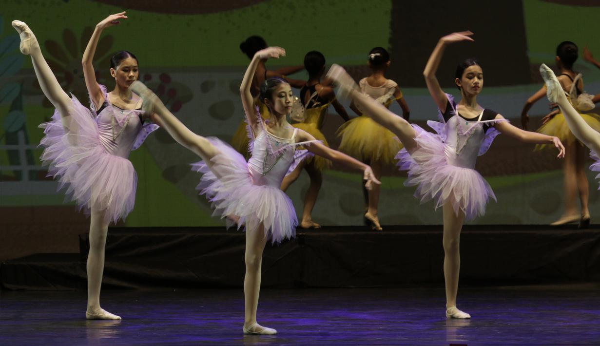 Penari ballet cilik saat pementasan di Teater Jakarta TIM, Sabtu, (12/9). Pertunjukan tari ballet oleh Namarina ini mengangkat tema "Di Bawah Langit Biru". (Bola.com/M Iqbal Ichsan)