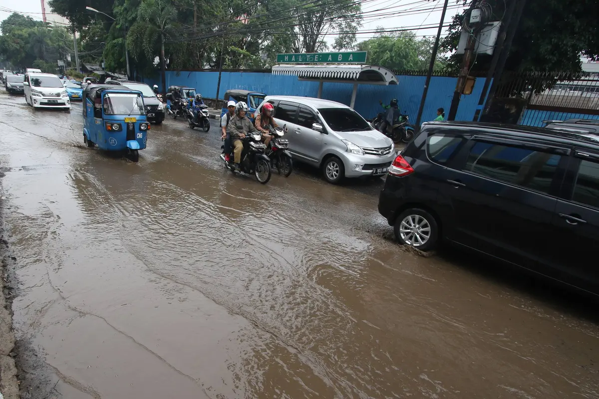 20151107-Diguyur Hujan, Jalan Cikini Raya Tergenang Air -Jakarta
