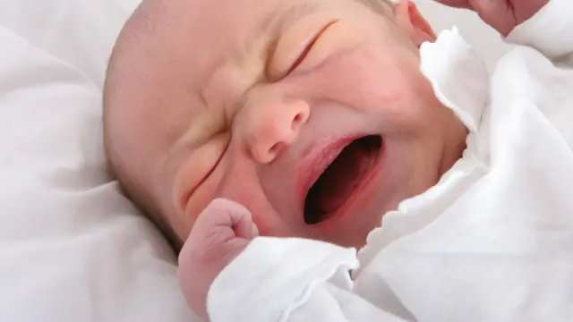 5 Alasan Bayi Terus Menangis Saat Menyusui