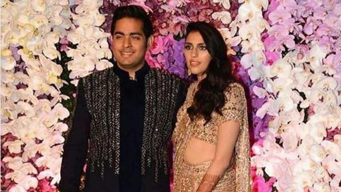 Pernikahan Putra Orang terkaya India, Akash Ambani dengan Shlok Mehta. (dok.Instagram @weddingz.in/https://www.instagram.com/p/Bu0CtKlnKNZ/Henry