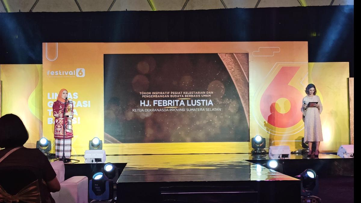 Ketua Dekranasda Provinsi Sumsel Terima Anugerah Tokoh Inspiratif di Festival6