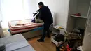Awak media mengambil gambar barang bukti yang ditemukan dalam penggerebekan di apartemen pelaku serangan klub malam Tahun Baru di Istanbul, Turki, 17 Januari 2017. Mata uang Rupiah juga ditemukan dalam pengrebekan tersebut. (AP/Lefteris Pitarakis)