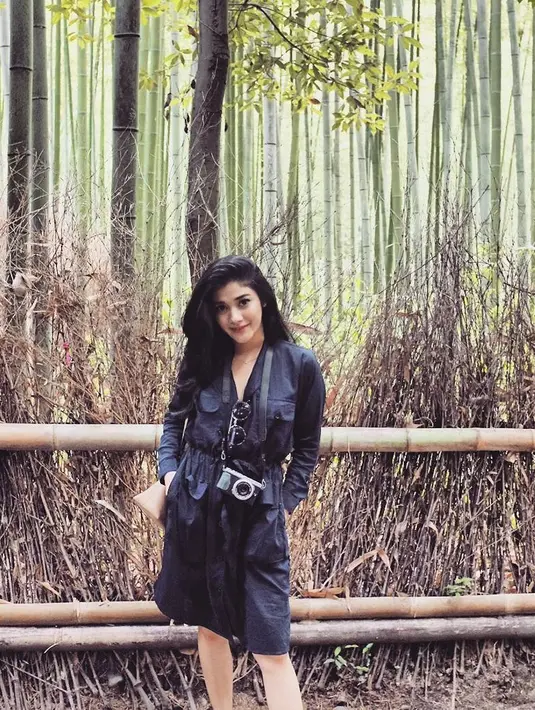 Rambut tebal, panjang dan hitam, sudah dimiliki Nay sejak lama. Bahkan, ia sepertinya tak pernah mengubah potongan rambutnya yang indah menawan itu. (Instagram/naymirdad)