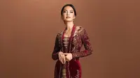 Raline Shah memiliki darah Tionghoa, ia pun tampil dengan kebaya merah maroon dengan aksen brokat dan bros depan dipadukan bawahan kain songket. [@ralineshah]