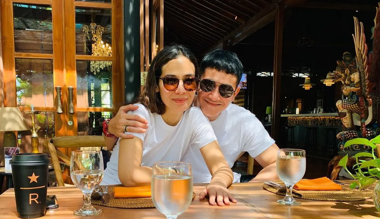 Saat pakai kaus putih sebagai outfit, mereka juga bisa terlihat sangat stylish (Foto: Instagram @vinogbastian__)