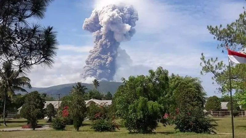 Gunung Soputan yang terletak di Kabupaten Minahasa Tenggara, Sulawesi Utara meletus pagi ini pukul 08.47 Wita. (Dok BNPB)