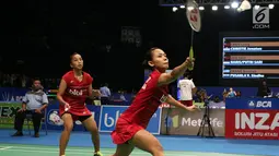 Ganda Putri Indonesia, Della Destiara Haris/Rosyta Eka Putri Sari mengembalikan kok ke arah Luo Ying/Luo Yu di Babak Kedua Indonesia Open di Jakarta, kamis (15/6). Della/Rosyta unggul 20-22. 21-14, 21-14. (Liputan6.com/Helmi Fithriansyah)