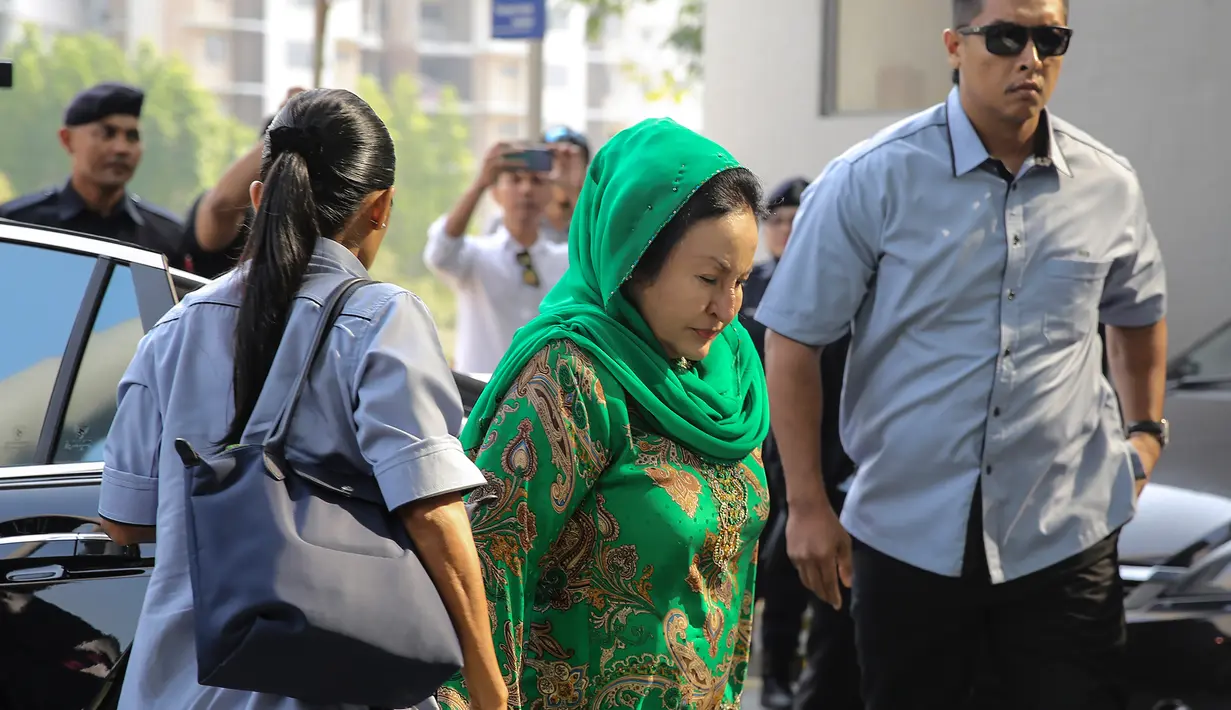 Rosmah Mansor, istri mantan Perdana Menteri (PM) Malaysia Najib Razak, mendatangi kantor Komisi Antikorupsi Malaysia (MACC) di Putrajaya, Rabu (26/9). Rosmah diperiksa terkait penyelidikan skandal korupsi 1Malaysia Development Berhad (1MDB). (AFP)