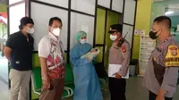 Polsek Sawangan menyerahkan bayi yang ditemukan di semak ke RSUD Kota Depok untuk mendapatkan perawatan. (Istimewa)