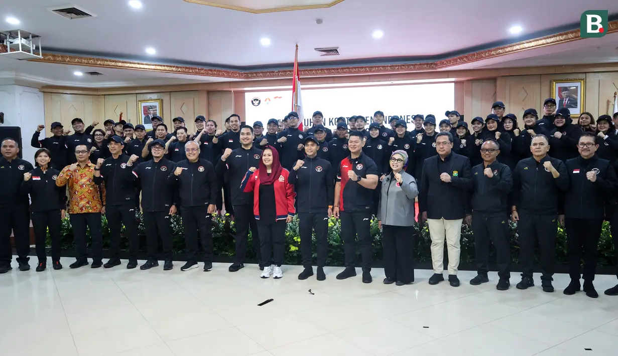 <p>Sejumlah atlet beserta pelatih berfoto bersama dengan Menpora RI Dito Ariotedjo, Chief de Mission (CDM) Kontingen Indonesia Anindya Bakrie dan Ketua KOI Raja Sapta Oktohari beserta jajaran ketua federasi cabang olahraga usai upacara Pengukuhan Kontingen Indonesia untuk Olimpiade Paris 2024 di Auditorium Wisma Kemenpora, Jakarta, Rabu (10/7/2024). Sebanyak 29 atlet akan mewakili Indonesia untuk berlaga dalam Olimpiade Paris 2024 pada 26 Juli hingga 11 Agustus 2024 mendatang. (Bola.com/Abdul Aziz)</p>