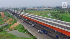 Foto Udara kendaraan melintas di atas jalan Tol Layang (Elevated) Jakarta - Cikampek (Japek) di Bekasi, Selasa (17/12/2019). Tol Layang Japek II mulai beroperasi untuk kendaraan golongan I tanpa tarif dengan minimum kecepatan 60 km dan Maksimum 80 km per jam (Liputan6.com/Zulfikar Abubakar)