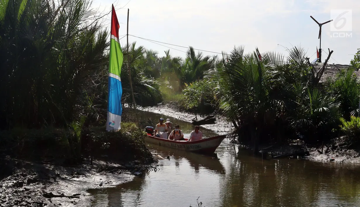 Petugas dari Pertamina (RU) IV Cilacap tiba di Desa Kampung Laut Kabupaten Cilacap, Kamis (8/2). Pertamina Refinery Unit (RU) IV Cilacap, membangun kampung kincir angin di dusun tertinggal wilayah Kabupaten Cilacap. (Liputan6.com/JohanTallo)