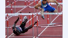 Pelari Jamaika, Omar Mcleod, terjatuh saat final lari gawang 110 m GP Atletik Hungaria (Gyulai Istvan Memorial) di Szekesfehervar, Hungaria, (18/7/2016). (AFP/Attila Kisbenedek)