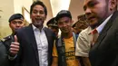 Tiba di Malaysia, gelandang serang Penang FA, Mohd Fauz Subri, langsung disambut oleh Menteri Olahraga dan Pemuda Malaysia, Khairy Jamaluddin. (AFP/Mohd Rasfan)