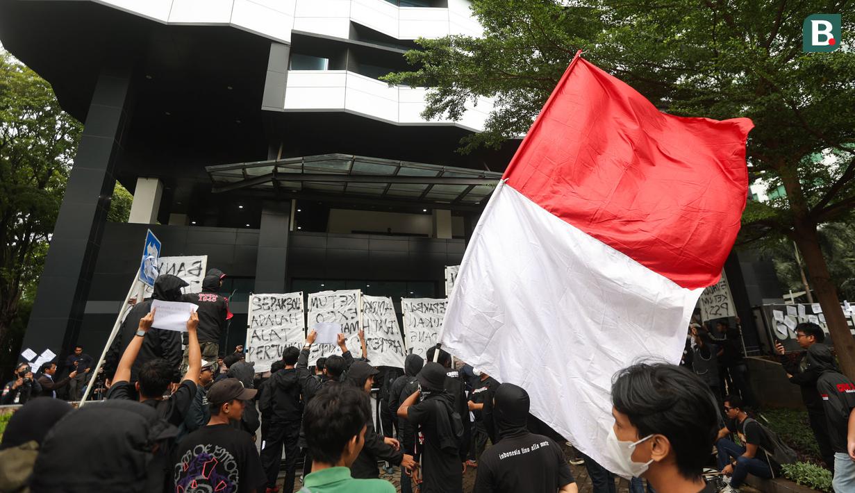 Suporter timnas Indonesia, Ultras Garuda, menggelar aksi unjuk rasa di depan Kantor PSSI, GBK Arena, Senayan, Jakarta Pusat, Jumat (14/11/2025). (Bola.com/M Iqbal Ichsan)