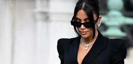 Kim Kardashian meninggalkan Pengadilan Assize setelah bersaksi dalam persidangan atas perampokan tahun 2016 yang menyebabkan perhiasan senilai jutaan dolar dirampas dengan todongan senjata di Paris, pada 13 Mei 2025. (LEO VIGNAL/AFP )