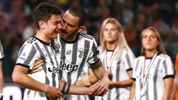 Seusai pertandingan, kedua pemain ini berpamitan dengan para pemain dan suporter Juventus. Keduanya akan pergi dari Juventus bersamaan dengan berakhirnya musim 2021/2022 dan belum memutuskan kemana akan berlabuh. (AFP/Marco Bertorello)