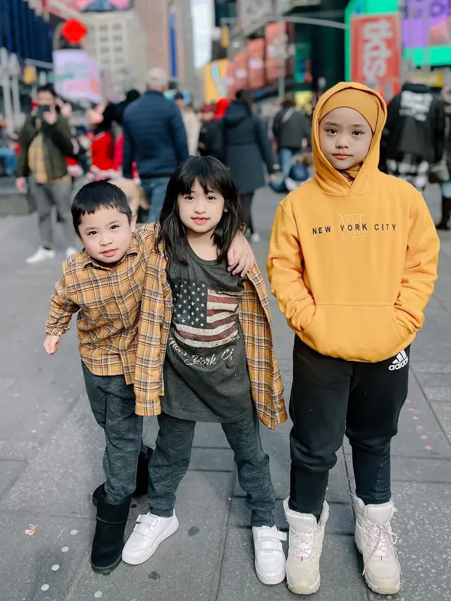 6 Potret Ketiga Anak Oki Setiana Dewi yang Tampil Stylist saat Liburan