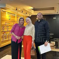 Potret Marrisya Icha didampingi kuasa hukum dan Ayu Azhari mencabut laporannya terhadap Medina Zein (Sumber: Instagram/@ayukhadijahazhari)