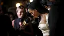 Penyanyi Rihanna berpose pada acara penggalangan dana bernama The Diamond Ball di Santa Monica, California, (10/12). Penyanyi 27 tahun ini menjadi tamu dalam penggalangan milik  Clara Lionel Foundation. (REUTERS/Mario Anzuoni)
