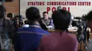 Karo Penmas Humas Polri Brigjen Pol Agus Rianto memberikan keterangan di Mabes Polri Jakarta, Selasa (5/7). Pada proses olah TKP ditemukan beberapa material yang diduga digunakan pada bom bunuh diri di Polresta Surakarta. (Liputan6.com/Faizal Fanani)