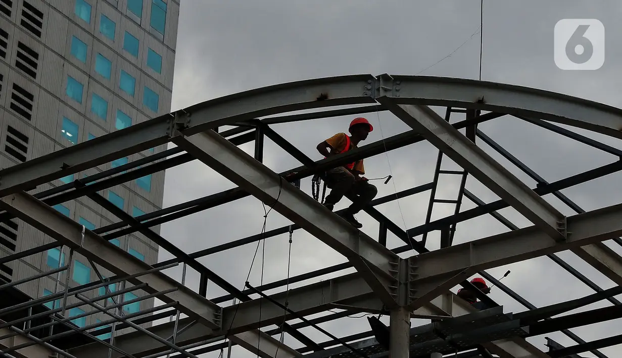 Pekerja menyelesaikan proyek halte Trans Jakarta, di Sudirman, Jakarta, Jumat (18/11/2022). BPJS Ketenagakerjaan (BPJAMSOSTEK) Kantor Wilayah DKI Jakarta mencatat sepanjang Januari hingga Maret 2022 terjadi 61.805 kasus kecelakaan kerja dan mayoritas dialami pekerja usia 20-25 tahun. (Liputan6.com/Angga Yuniar)