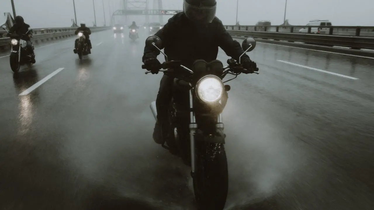 Ilustrasi naik sepeda motor