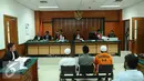 Sejumlah terdakwa simpatisan ISIS bersiap memberikan kesaksian saat sidang lanjutan dengan terdakwa Aprimul Henry alias Mulbin Arifin di PN Jakarta Barat, Kamis (21/1/2016). Sidang untuk mendengarkan keterangan saksi. (Liputan6.com/Helmi Fithriansyah)