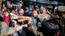 Para pedagang melawan petugas saat penertipan PKL di kawasan Stasiun Kota Tua, Jakarta, Selasa (25/10). Dalam penertipan tersebut pedagang melawan dikarenakan mereka telah membayar iuran setiap harinya  ke petugas. (Liputan6.com/Faizal Fanani)