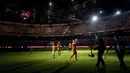Gelandang Timnas Belanda, Wesley Sneijder menyapa para fans usai laga persahabatan melawan Peru di Amsterdam, Kamis (6/9). Sneijder merasakan perasaan yang emosional pada laga terakhirnya tersebut. (KOEN VAN WEEL/ANP/AFP)
