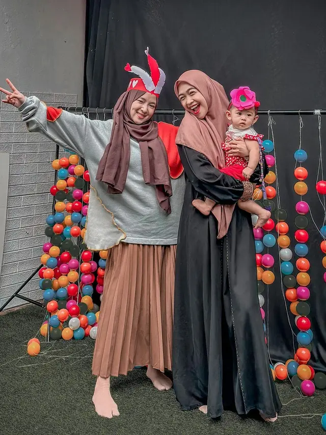 6 Momen Nissa Sabyan Momong Baby Moana Anak Ria Ricis, Terlihat Santai