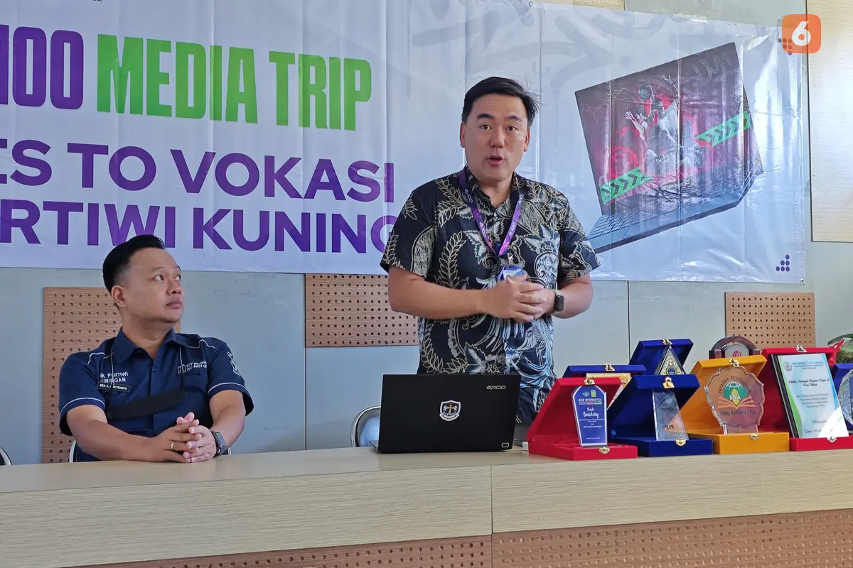 Vice President Business Development & Strategic Partnership PT Tera Data Indonusa, Timmy Theopelus, menjelaskan tentang Axioo Class Program di SMK Pertiwi, Kuningan, Jawa Barat. Liputan6.com/Iskandar